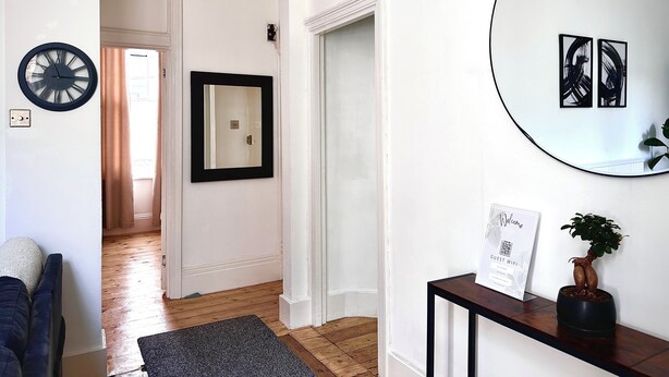 Apartment | Wohnbereich | 75-Zoll-Smart-TV mit Digitalempfang, Netflix, Streaming-Dienste