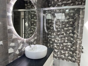 Shower, hair dryer, towels, soap - Ganchinho House (Santiago da Guarda)