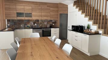 Frigorifero, microonde, forno, piano cottura