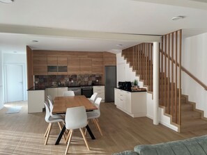 Een koelkast, een magnetron, een oven, een kookplaat