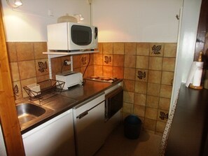 Réfrigérateur, micro-ondes, four, cafetière/bouilloire