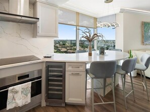 Kjøleskap, mikrobølgeovn, ovn og oppvaskmaskin