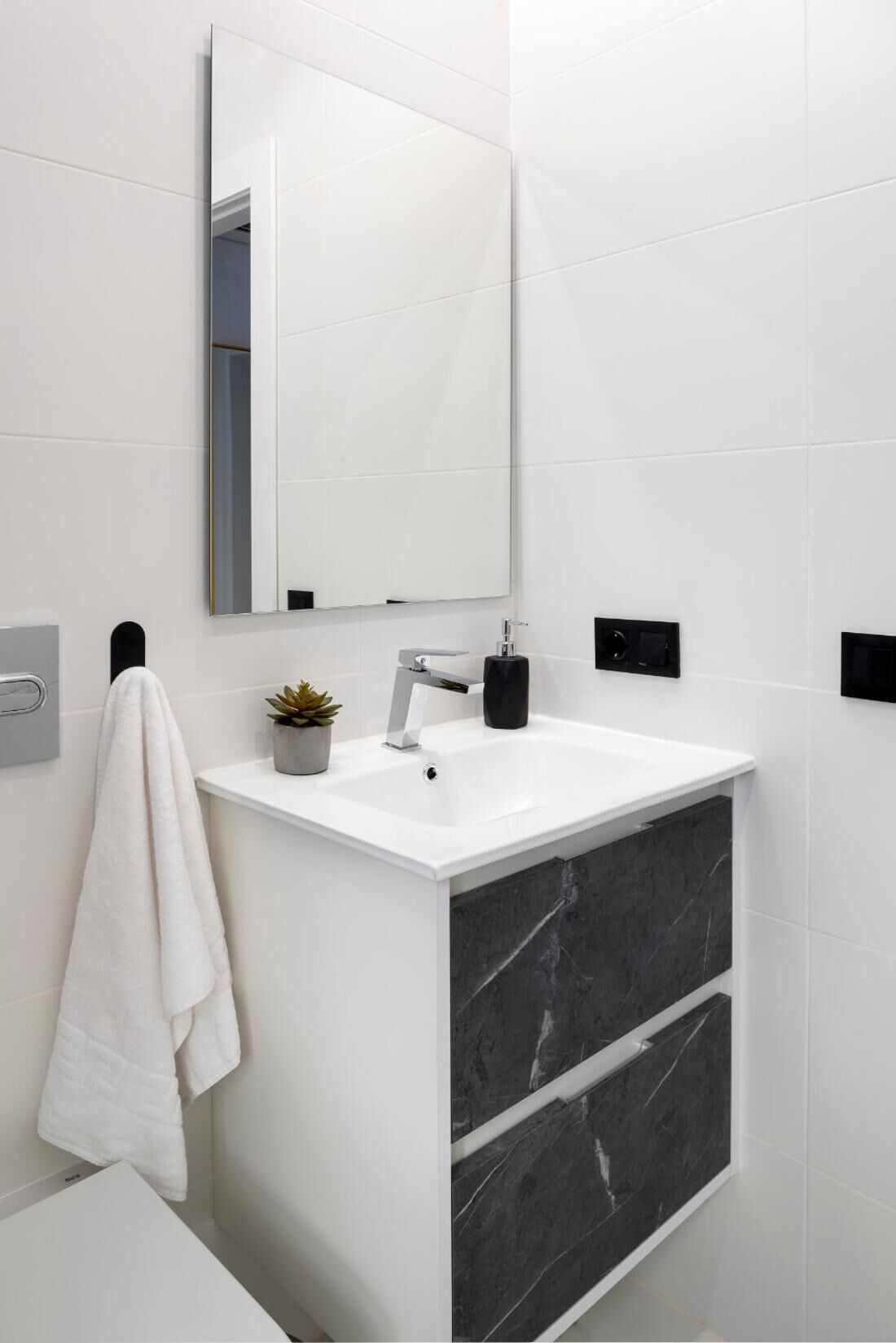 Apartment, 2 Bedrooms, Accessible, Smoking | Bathroom amenities