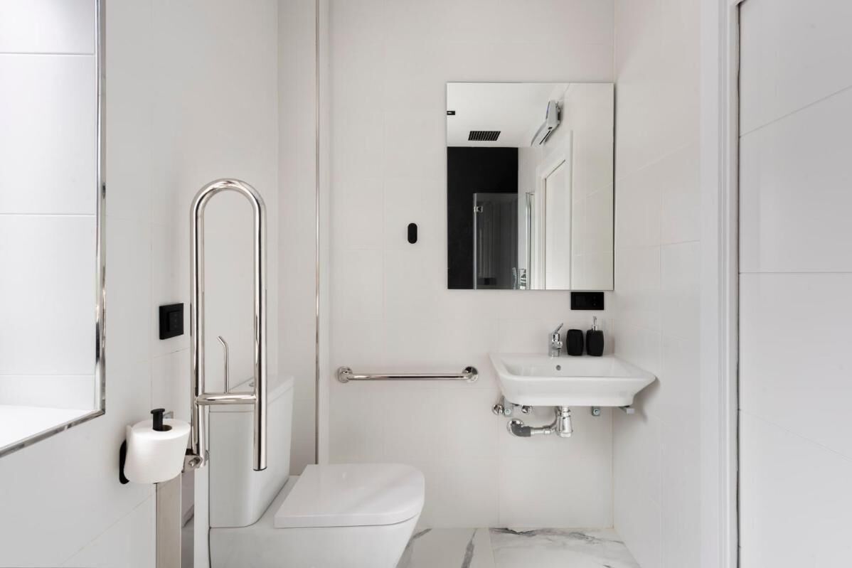 Apartment, 1 Bedroom, Accessible | Bathroom shower