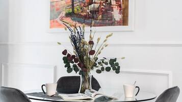 Apartment, 1 Bedroom, Accessible | Dining room