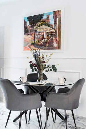 Apartemen, 1 kamar tidur, akses difabel | Ruang makan