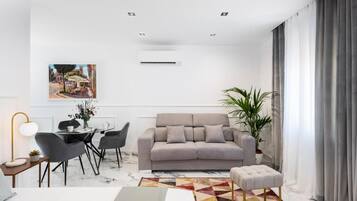 Apartment, 1 Bedroom, Accessible | Living room