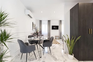 Apartment, 1 Bedroom | Dining room