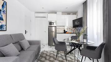 Apartment, 1 Bedroom | Dining room