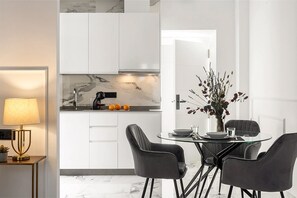 Apartemen, 1 kamar tidur | Ruang makan