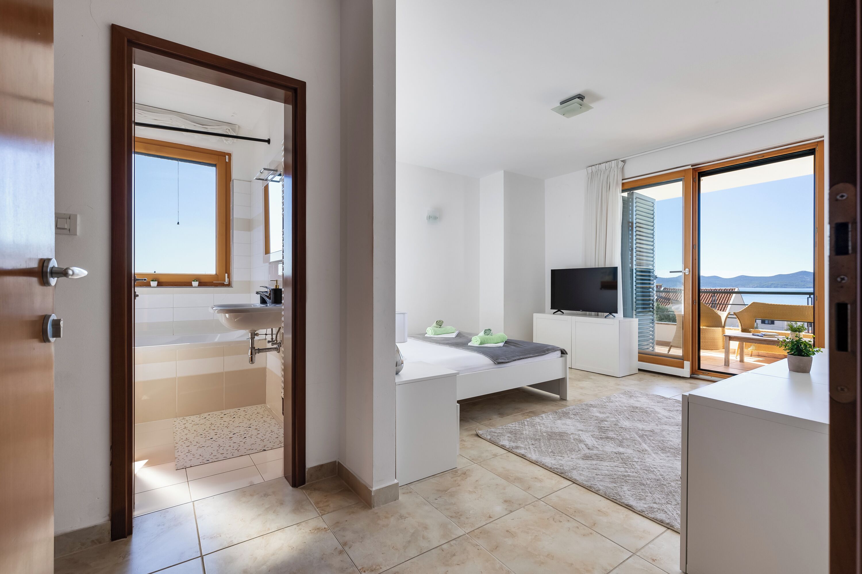 6 bedrooms, iron/ironing board, WiFi, bed sheets