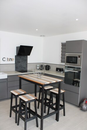 Réfrigérateur, micro-ondes, four, plaque de cuisson