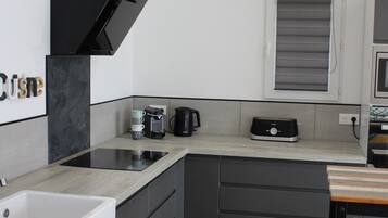 Réfrigérateur, micro-ondes, four, plaque de cuisson