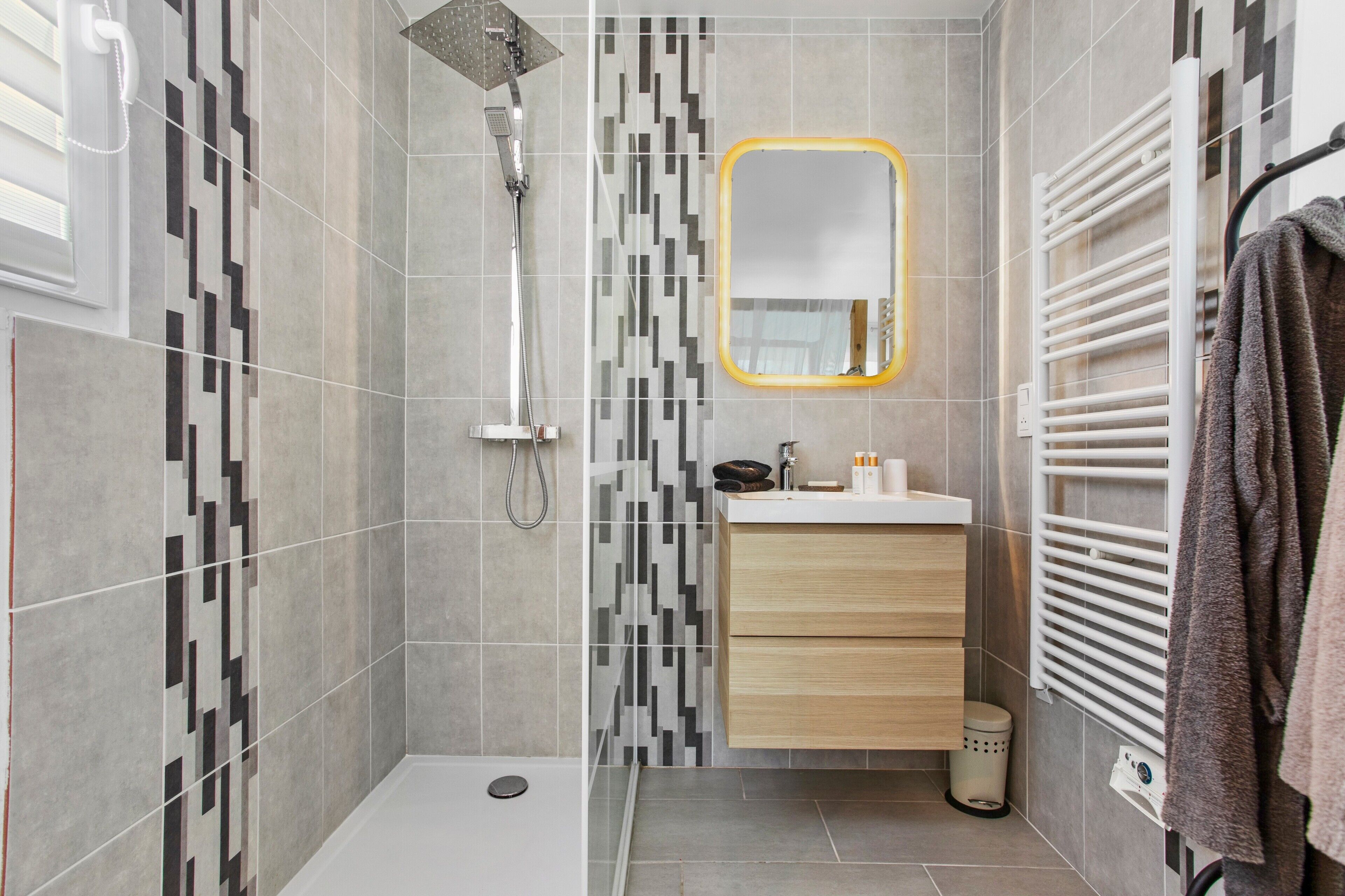 Regadera, amenidades de baño gratuitas, secadora de cabello, batas 