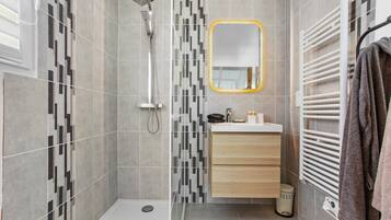 Regadera, amenidades de baño gratuitas, secadora de cabello, batas