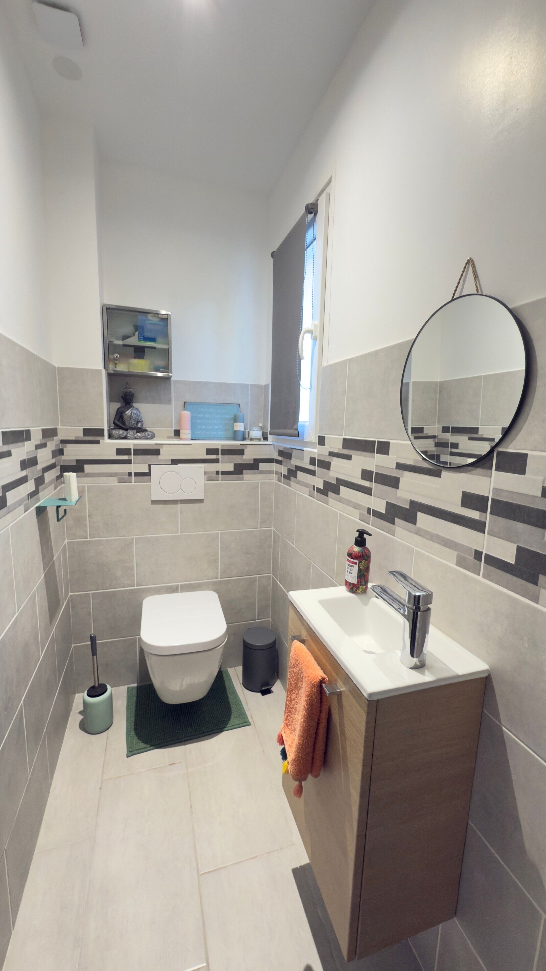 Een douche, gratis toiletartikelen, een haardroger, badjassen