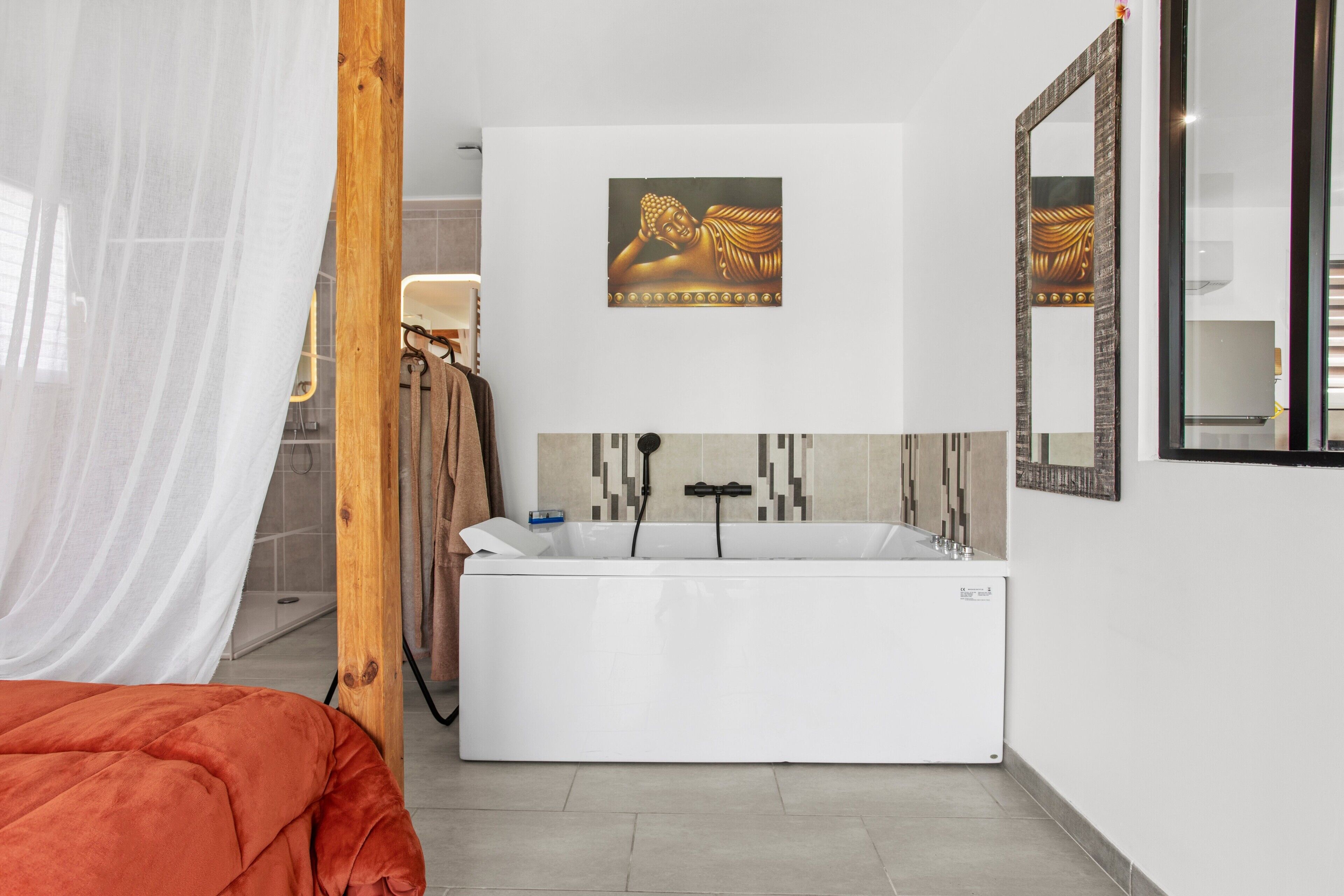 Ducha, artículos de higiene personal gratuitos y secador de pelo