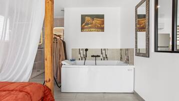 Ducha, artículos de higiene personal gratuitos y secador de pelo