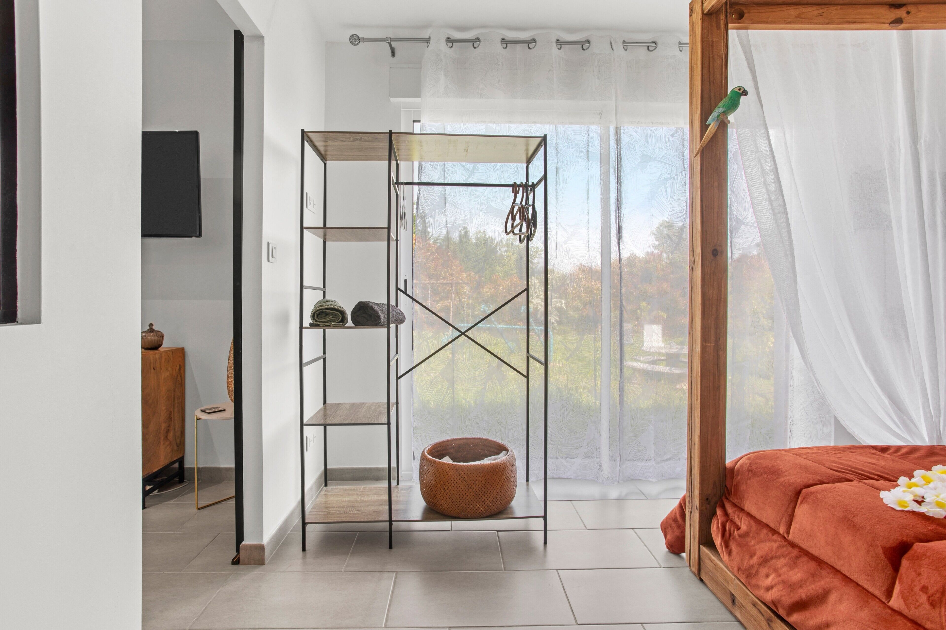 1 habitación, tabla de planchar con plancha, wifi y ropa de cama 