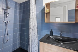 Regadera, amenidades de baño gratuitas, secadora de cabello, toallas 