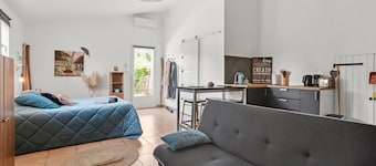 Holiday Home “Petit Paradis” with Wi-Fi and Air Conditioning