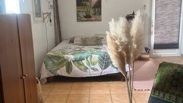 Tabla de planchar con plancha, wifi y ropa de cama