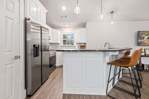 Jääkaappi, mikroaaltouuni, uuni, liesi