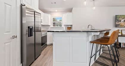 Quiet Razorback Escape - Easy Drive to Downtown & Stadium