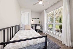 4 habitaciones, escritorio y tabla de planchar con plancha 