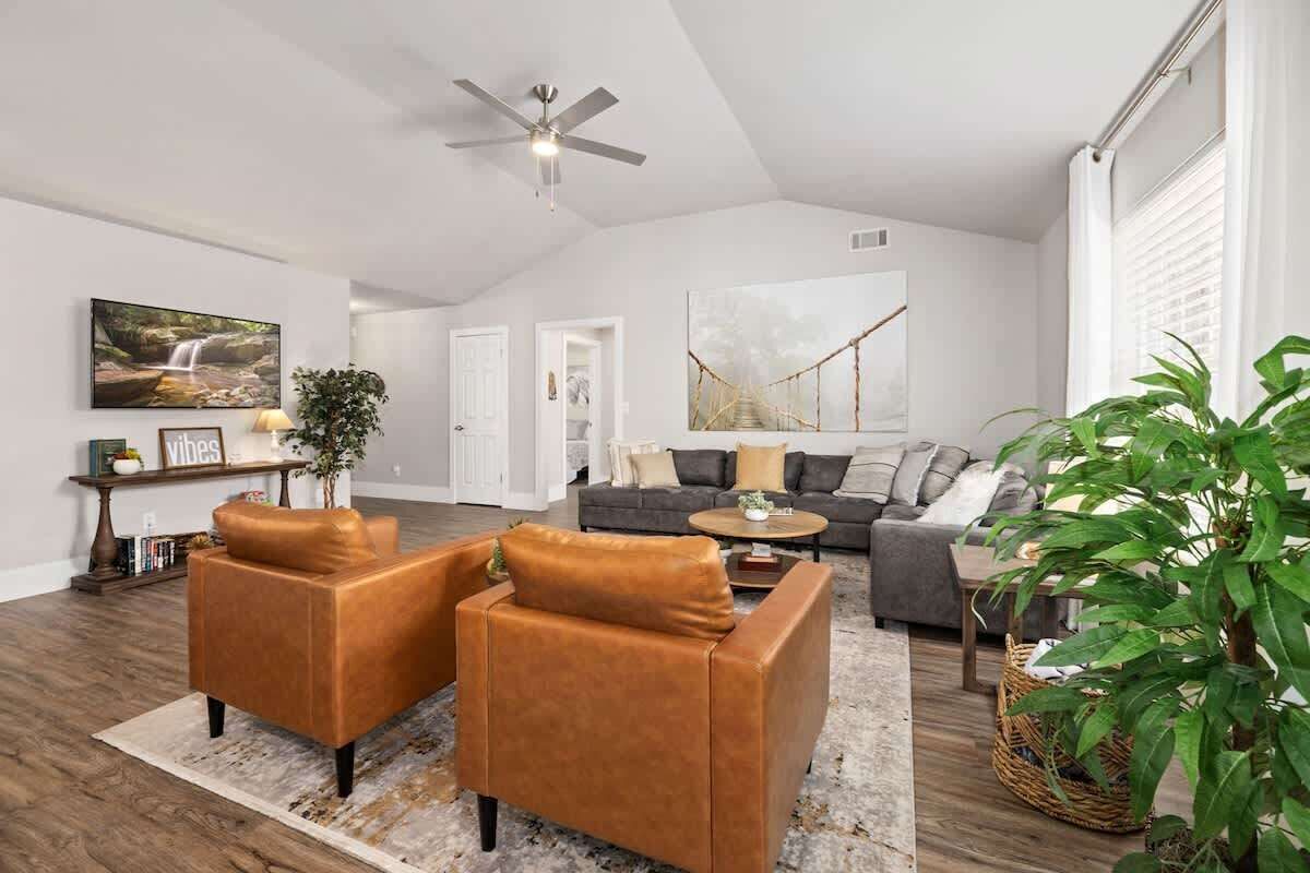 Fernseher, Kamin, Bücher, Arbeitsbereiche