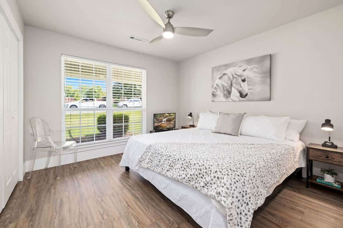 4 عدّة غرف نوم ومكتب ومكواة/لوح كي وسرير سفر