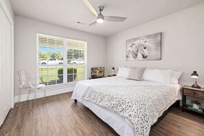 4 makuuhuonetta, työpöytä, silitysrauta/-lauta, vauvan matkasänky