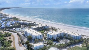 A coastal hotel with multiple buildings, a beach, and a clear view of the ocean. - Charming 2 Bedroom Sea Oats - 237 in Boca Grande, perfect for a relaxing getaway. (Boca Grande)