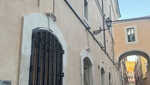 Kapea katu, jonka varrella on kaarevaikkunaisia rakennuksia ja kyltti, jossa lukee ”SASHEN”.