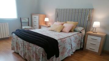 3 habitaciones, tabla de planchar con plancha, wifi y ropa de cama