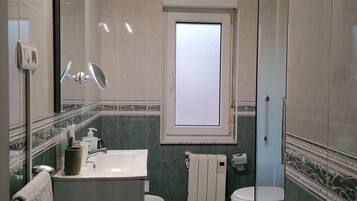 Regadera, secadora de cabello, bidet, toallas