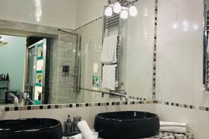 Dusche, Haartrockner, Handtücher, Seife