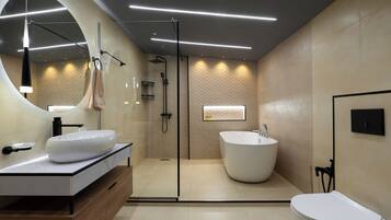 Luxury House, 4 Bedrooms, Balcony | Bathroom | Free toiletries, hair dryer, slippers, towels