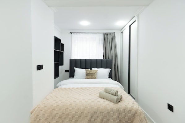 Luxury House, 4 Bedrooms, Balcony | Iron/ironing board, free WiFi