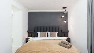 Luxury House, 4 Bedrooms, Balcony | Iron/ironing board, free WiFi