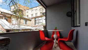 Rumah Mewah, 4 kamar tidur, balkon | Teras/patio