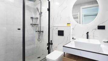 Luxury House, 4 Bedrooms, Balcony | Bathroom | Free toiletries, hair dryer, slippers, towels