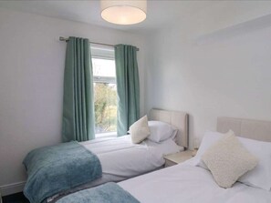 3 chambres, fer et planche à repasser, Wi-Fi, draps fournis