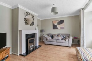 TV, fireplace, books - Modern, stylish property in Stockton On Tees (Stockton on Tees)