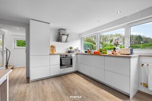 Kjøleskap, ovn, kokeplater og oppvaskmaskin