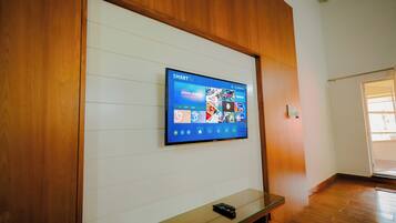 Honeymoon Room | Desk, laptop workspace