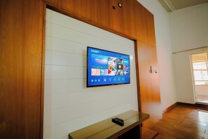 Honeymoon Room | Desk, laptop workspace