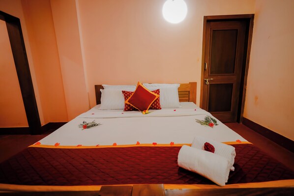 Family Twin Room | Desk, laptop workspace