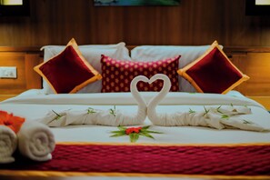 Luxury Room | Desk, laptop workspace - Anvitha Mansions (Chikkamagaluru)