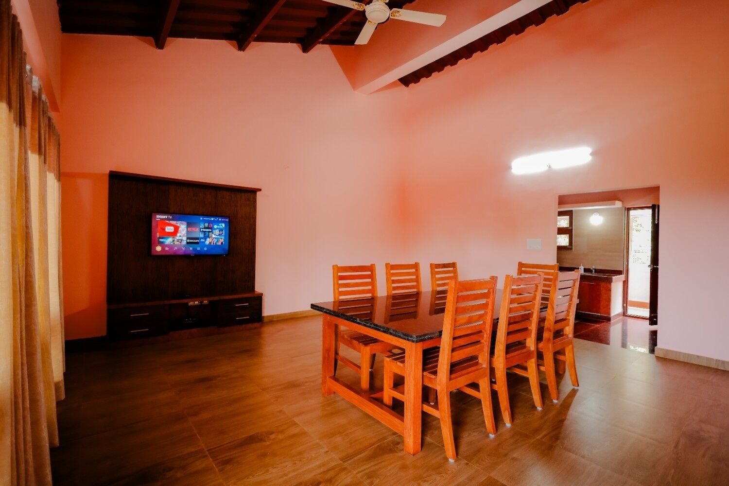 Habitación familiar | Baño | Regadera, toallas, papel de baño 